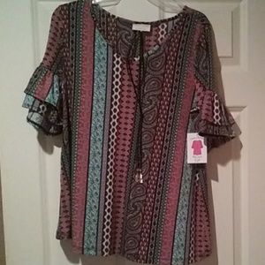 Boutique shirt & necklace